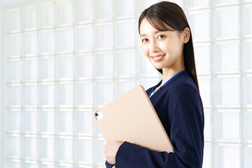 スーツ姿の女性 