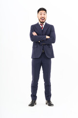 笑顔のスーツ姿の男性