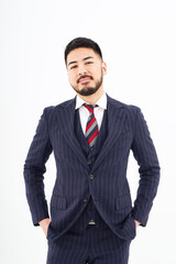 笑顔のスーツ姿の男性