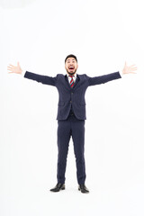 喜ぶスーツ姿の男性