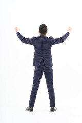 喜ぶスーツ姿の男性