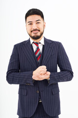 発見・ひらめきのポーズをするスーツ姿の男性