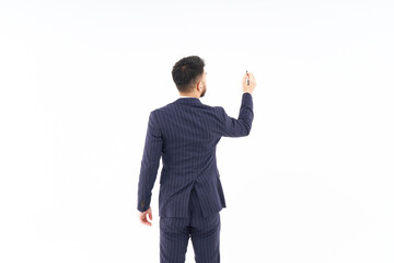 ペンで書くポーズをするスーツ姿の男性