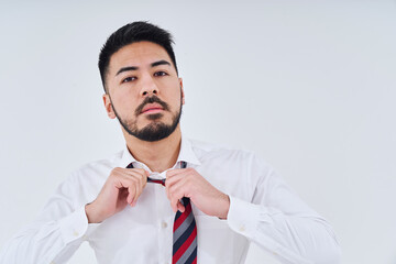 ネクタイを整えるビジネスマン