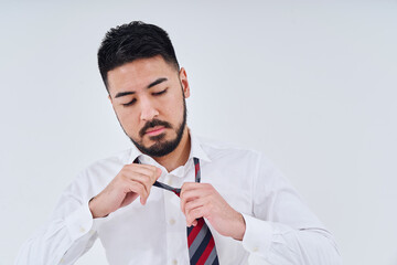 ネクタイを整えるビジネスマン