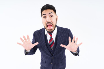 驚いた表情のスーツ姿の男性