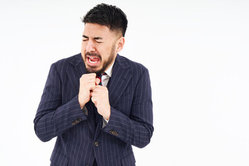 悲しい表情をするスーツ姿の男性