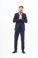 悲しい表情をするスーツ姿の男性