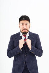 悲しい表情をするスーツ姿の男性