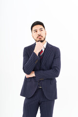 考え込むポーズをするスーツ姿の男性
