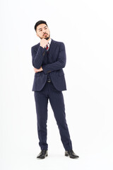 考え込むポーズをするスーツ姿の男性