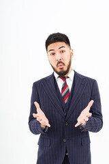 考え込むポーズをするスーツ姿の男性