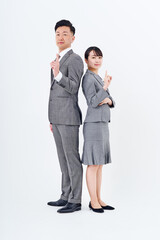 ポジティブなポーズをするスーツ姿の男女