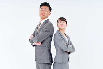 背中合わせに立つスーツ姿の男女