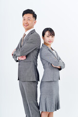 背中合わせに立つスーツ姿の男女