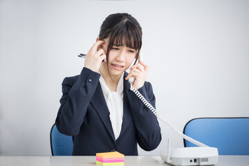 電話で謝罪する会社員