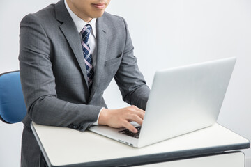 パソコンで仕事をする男性