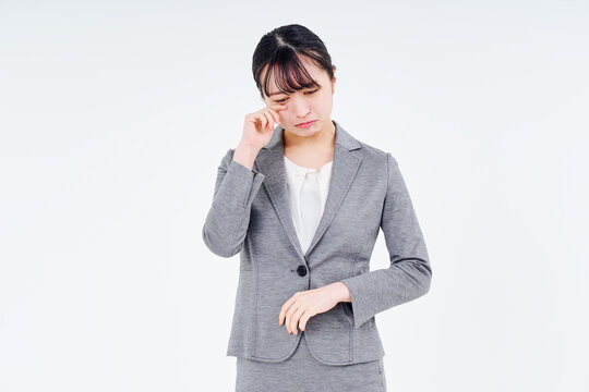 悲しんでいるスーツ姿の女性