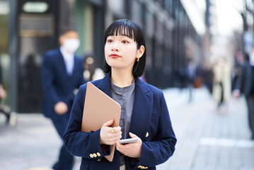 屋外に立つビジネスウーマンのポートレート