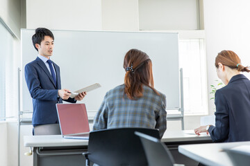 会議をするビジネスマン