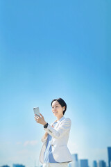 スマートフォンを手にする女性