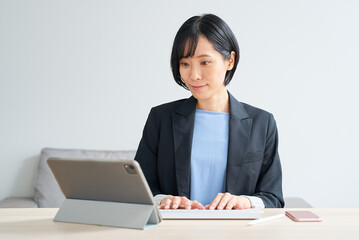 仕事をするビジネスウーマンのポートレート