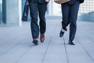 Obraz premium 走る男女の足元