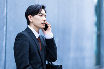 電話をするスーツの男性