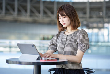 Obraz premium 仕事をする若い女性