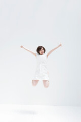 ジャンプする女の子