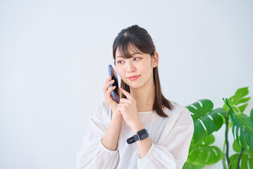 スマートフォンで通話する若い女性