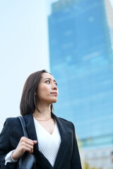 空を見上げるビジネスウーマン