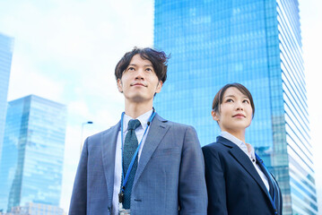 並んで立つスーツ姿の男女