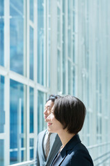 ミドル世代のスーツ姿の男女