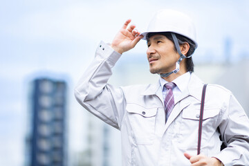 ヘルメットを被った男性