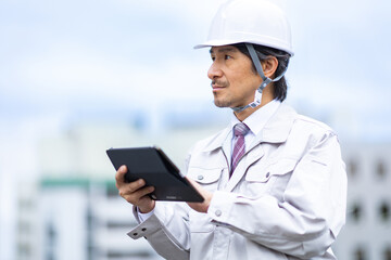 タブレットの設計図を見る男性