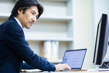 オフィスで仕事をする男性