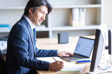 オフィスで仕事をする男性