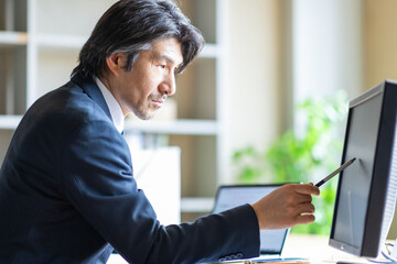 オフィスで仕事をする男性