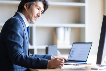 オフィスで仕事をする男性