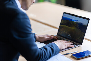 仕事をする男性の後ろ姿