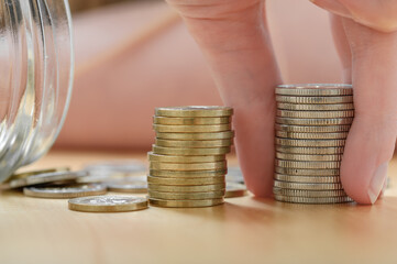 Piramida finansowa, stos metalowych monet, inflacja 