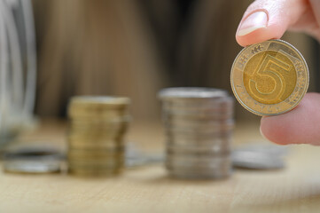 Stosy monet, polskie pieniądze pln z bliska