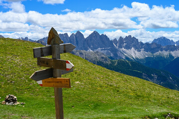 Blick auf die Geislergruppe  bei Brixen (Bressanone) in Südtirol (Alto Adige)