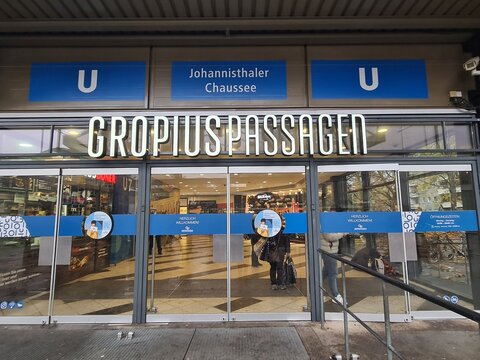 Eingang zu der U - Bahn - Station Johannisthaler Chaussee und den Gropiuspassagen in Berlin Neuk&ouml;lln