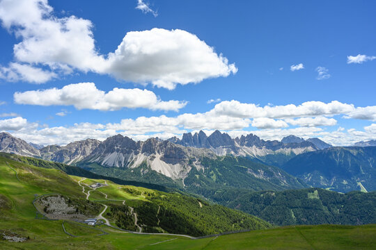 Blick auf die Rossalm und den Aferer sowie Villn&ouml;sser Geisler bei Brixen in S&uuml;dtirol