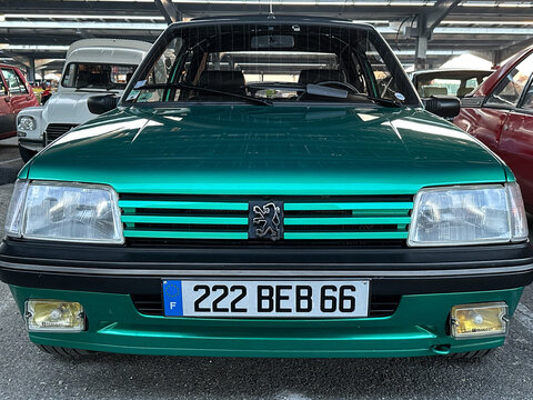 Face avant d'une Peugeot 205 gti griffe