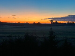 Obraz premium sunrise over the field