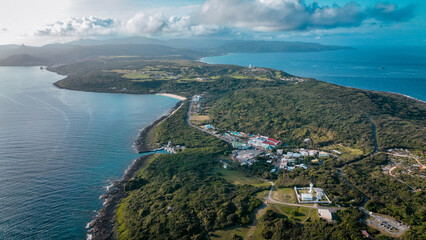 Obraz premium Aerial view of Eluanbi Lighthouse surrounded by lush greenery and coastlines in Taiwan