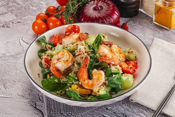 Salad with prawn and quinoa